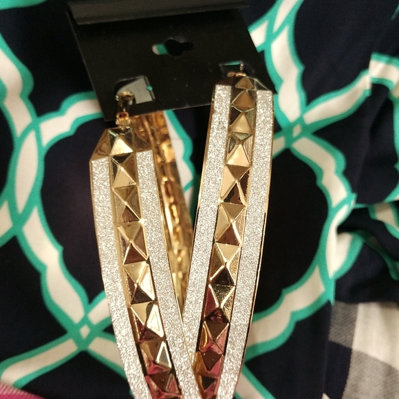 🆕 Large Hoop Earrings  Silvertone Goldtone Sparkling Leverback French Wire NWT - Picture 6 of 7